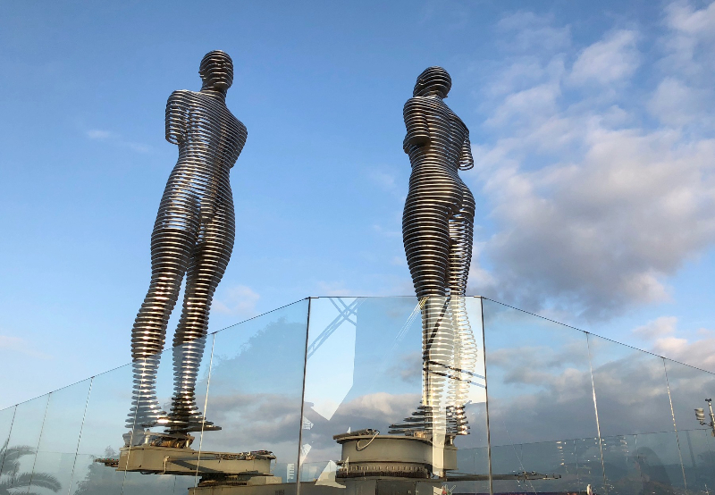 Ali ve Nino heykelinin hüzünlü dansı!