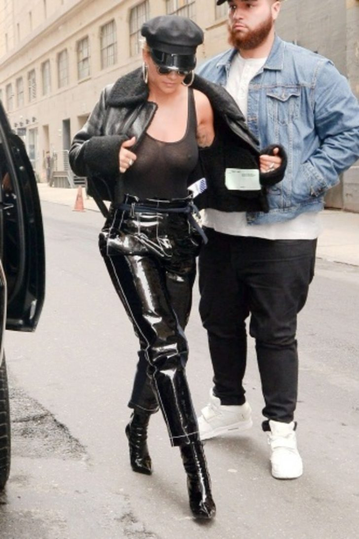 Sütyen takmayı sevmeyen ünlüler