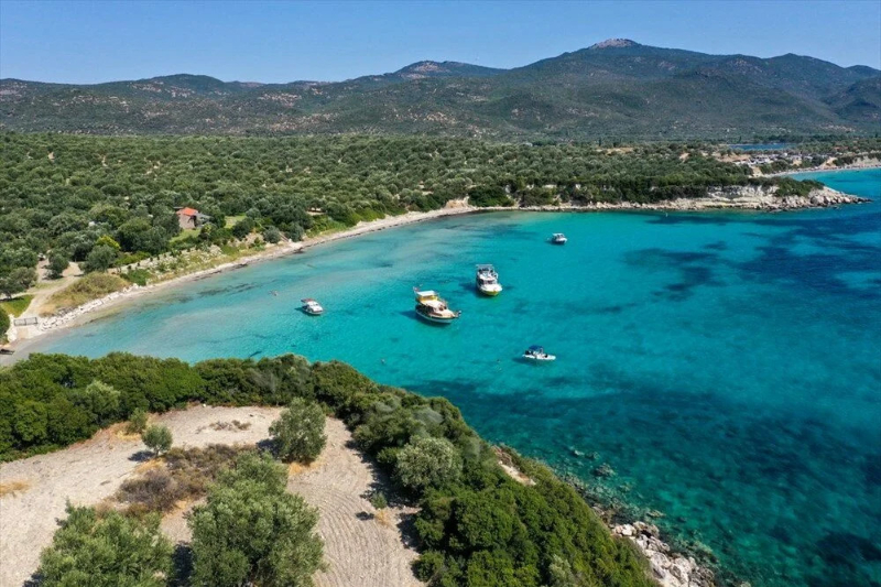 Türkiye'nin el değmemiş saklı güzelliği 'Dikili': Eşsiz koylar ve 40 km'lik kumsal