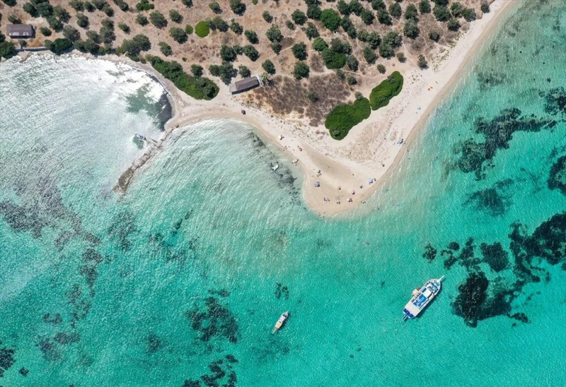 Türkiye'nin el değmemiş saklı güzelliği 'Dikili': Eşsiz koylar ve 40 km'lik kumsal