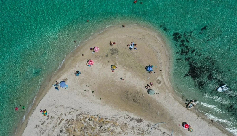 Türkiye'nin el değmemiş saklı güzelliği 'Dikili': Eşsiz koylar ve 40 km'lik kumsal
