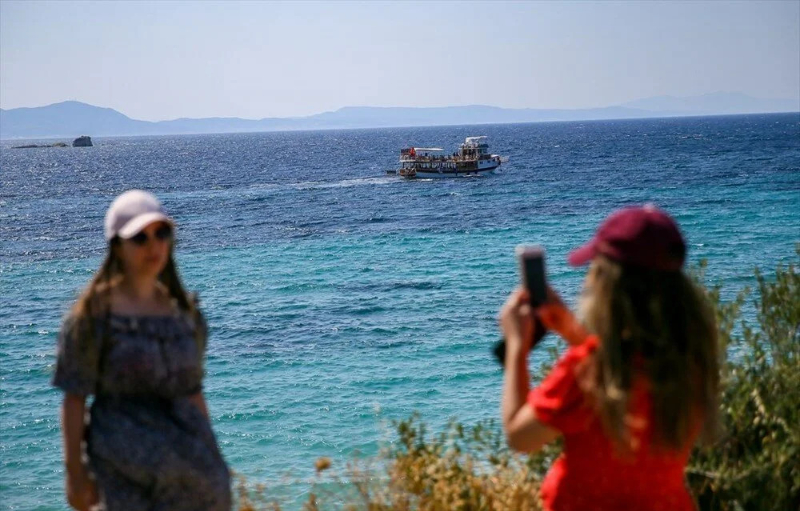 Türkiye'nin el değmemiş saklı güzelliği 'Dikili': Eşsiz koylar ve 40 km'lik kumsal