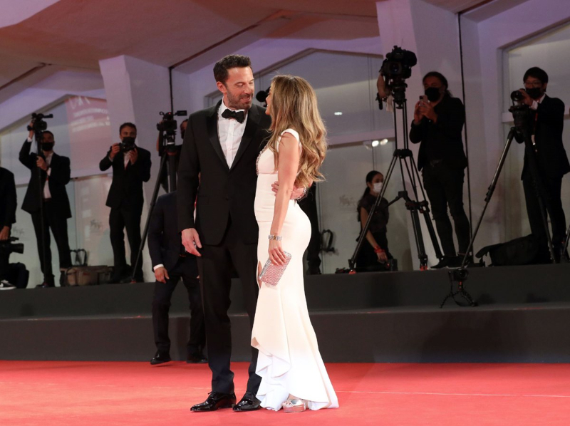 Jennifer Lopez ile Ben Affleck Venedik Film Festivali'nin kırmızı halısında