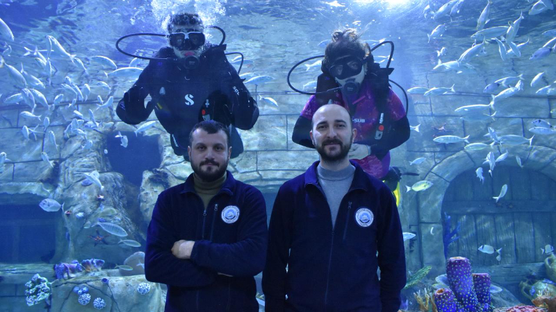 Trabzon Akvaryum'u ziyaretçiler en fazla balıkların beslenme saatlerinde geziyor