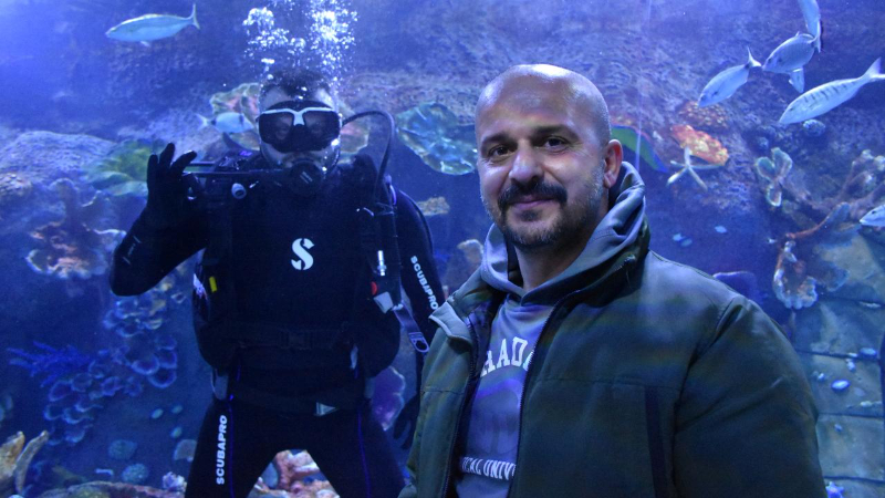 Trabzon Akvaryum'u ziyaretçiler en fazla balıkların beslenme saatlerinde geziyor