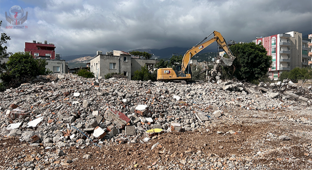 5 katlı bina iş makinesinin darbesiyle yerle bir oldu