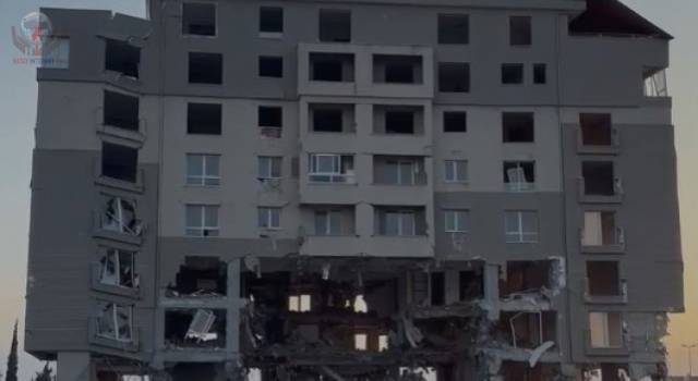 9 katlı bina iş makinesinin darbesiyle yerle bir oldu