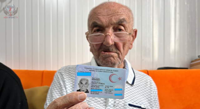 97'lik delikanlı kalemini ve kitabını yanından ayırmadan beynini dinç tutuyor