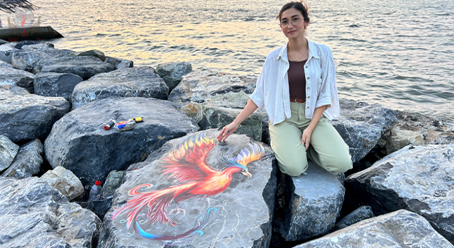 Akdeniz kıyısındaki dalga kıran kayalar ressam eliyle renkleniyor