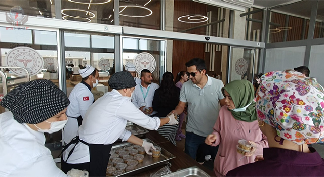 BAŞHEKİM SÖNMEZ’DEN VATANDAŞLARA AŞURE İKRAMI