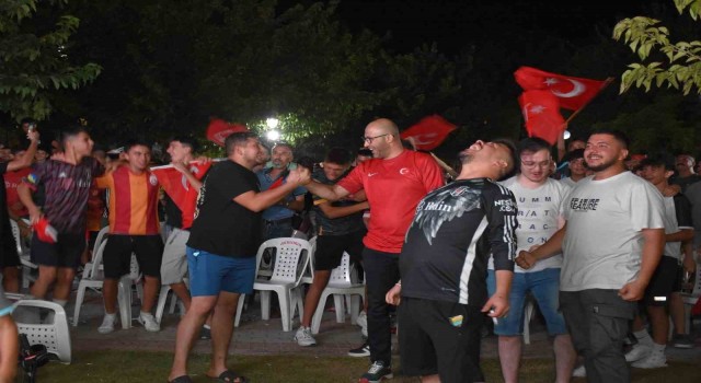 Başkan Zencirci maçı vatandaşlarla takip etti