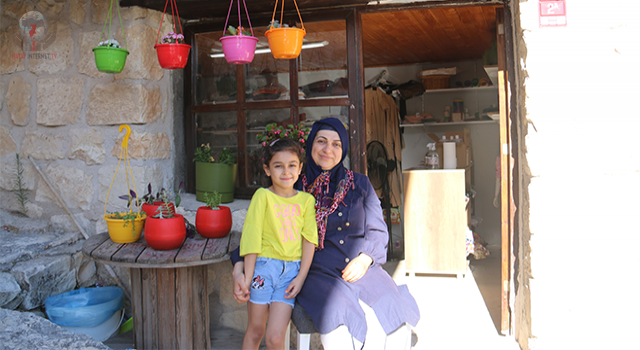 Depremde evi ve 2 katlı iş yeri yıkılan kadın, 12 metrekarelik mağazasında hayata tutundu