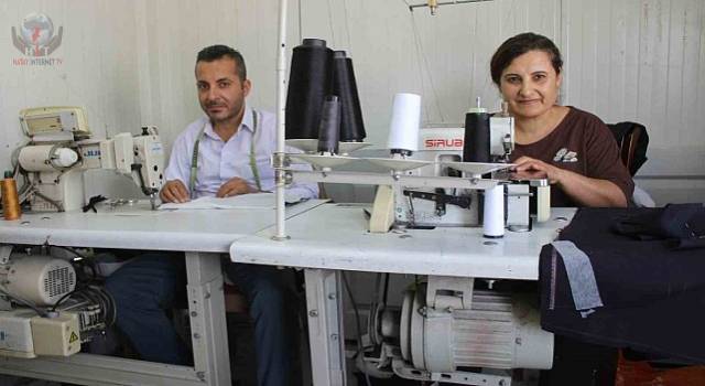 Depremin yıkamadığı 30 yıllık terzi kardeşler, mesailerini konteyner iş yerinde sürüdrüyorlar