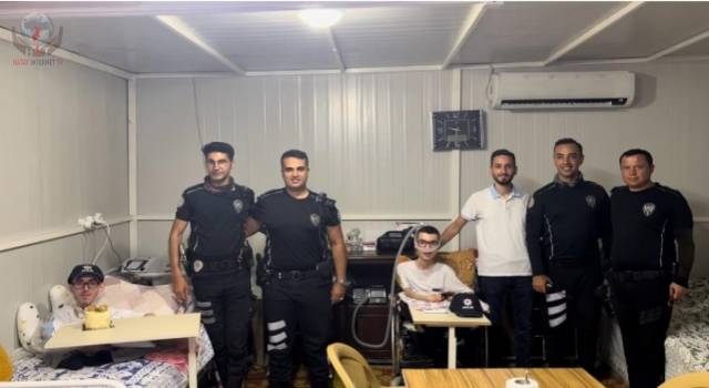 DMD hastası gencin doğum gününü kutlayan polisler gönülleri fethetti