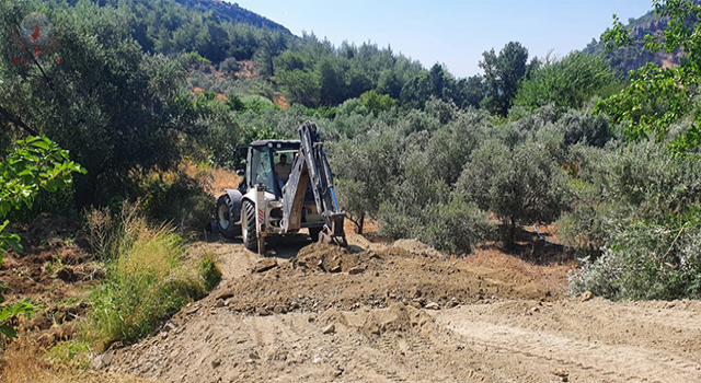 FEN İŞLERİ MÜDÜRLÜĞÜ EKİPLERİ YOL ÇALIŞMALARINI SÜRDÜRÜYOR