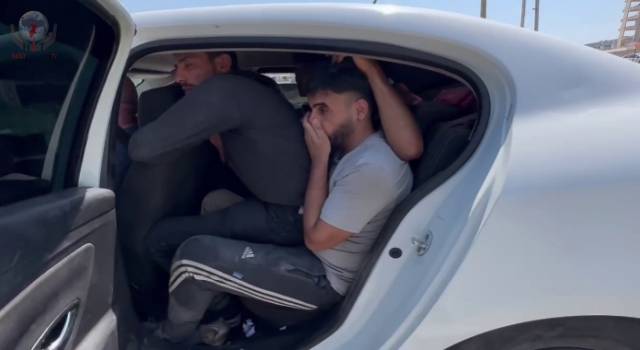 Göçmen kaçakçılarının çift araçlı oyununa polis geçit vermedi