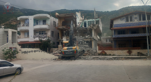 HATAY’DA HASARLI BİNALARIN YIKIMI SÜRÜYOR