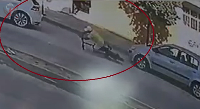 Motosiklet sürücüsünün ölümle burun buruna geldiği anlar kamerada
