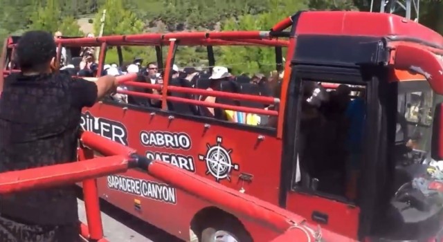 Antalyada kovayla turistlerin su savaşına katılma hevesi başına büyük iş açtı