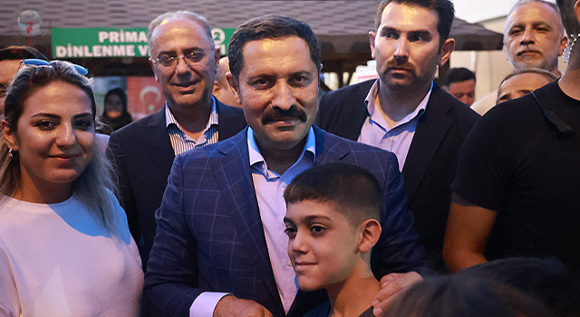 Depremin vurduğu Hatay’da prefabrik çarşı esnafı 400 depremzede çocuğa hediye dağıttı