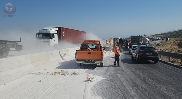 Devrilen tırdan onlarca çimento torbası yola savruldu