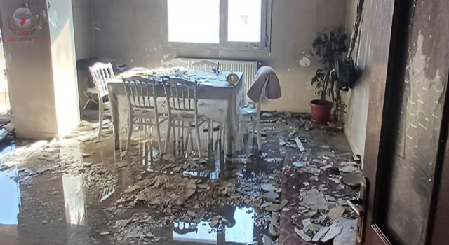 Evde çıkan yangında hasar oluştu