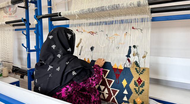 Kadınlar ilmik atarak kazanç elde etmek için çıktıkları yolda ilk kilimi bitirdiler