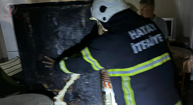 Motor kısmı yanan buzdolabı alev aldı