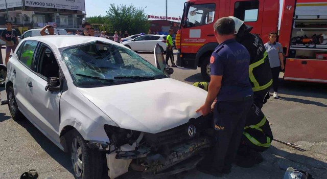 Otomobilin çarptığı motosiklet ve bisikletin sürücüleri yaralandı