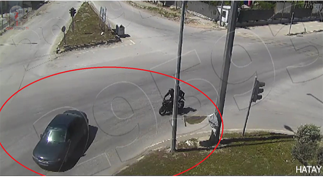 Otomobille çarpışan motosiklet sürücüsünün havaya uçtuğu anlar kamerada