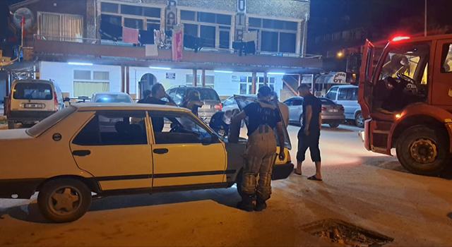 Seyir halindeki aracın motor kısmı alev aldı