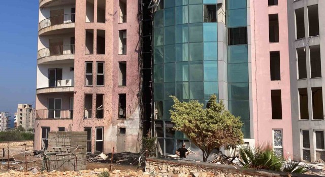 Yıllardır bitmeyen 20 katlı otel inşaatında yangın