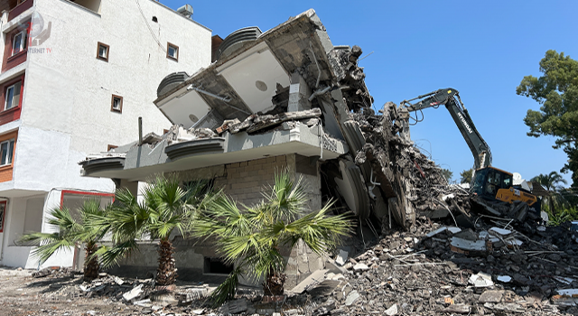 Yürekleri ağza getiren 5 katlı binanın yıkımı tamamlandı