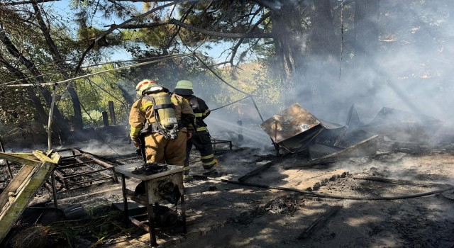 Antakyada depo olarak kullanılan çadır yandı