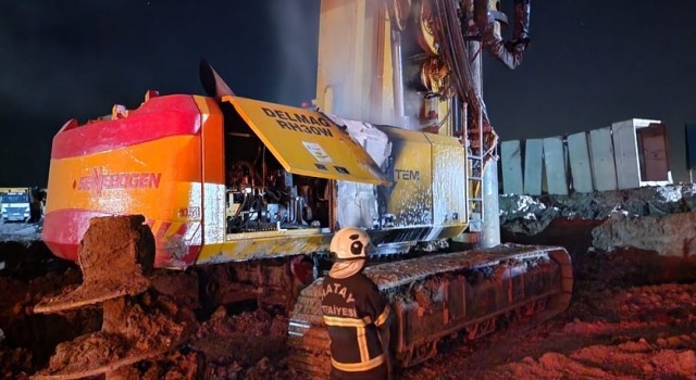 Antakyada iş makinesi alevlere teslim oldu