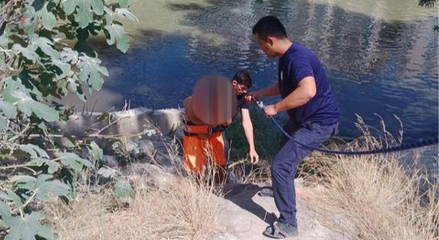 Asi nehri kenarında mahsur kalan vatandaşı itfaiye kurtardı