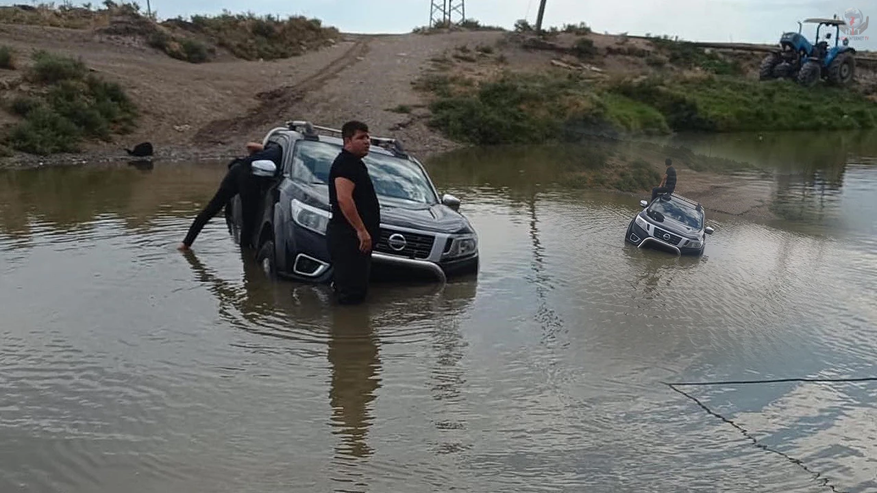 Debisi artan derede aracıyla mahsur kaldı