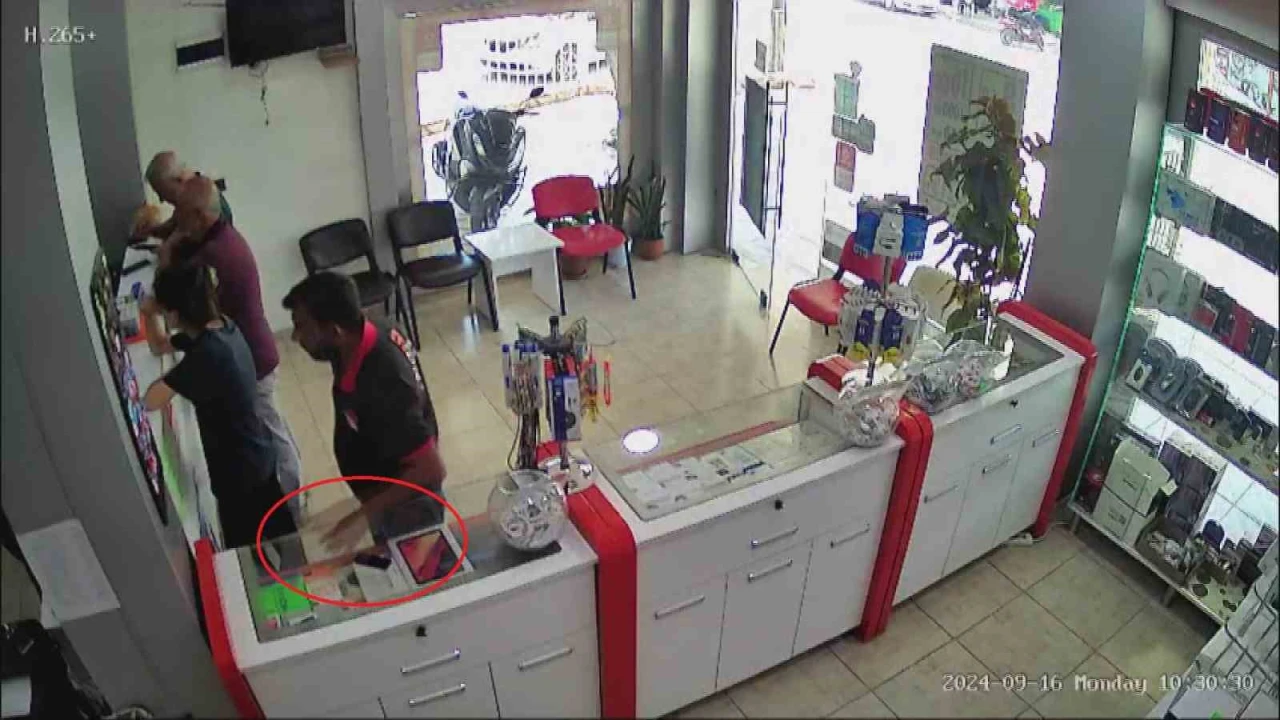 Hırsızın tuşlu telefonu çaldığı anlar kamerada