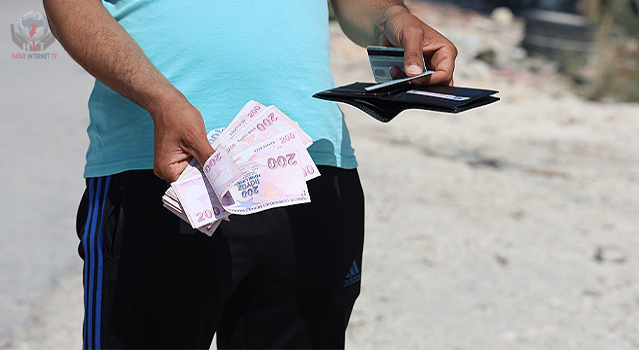 İyilik yap, iyilik bul sözü gerçek oldu: İçi para dolu cüzdanı sahibine teslim etti