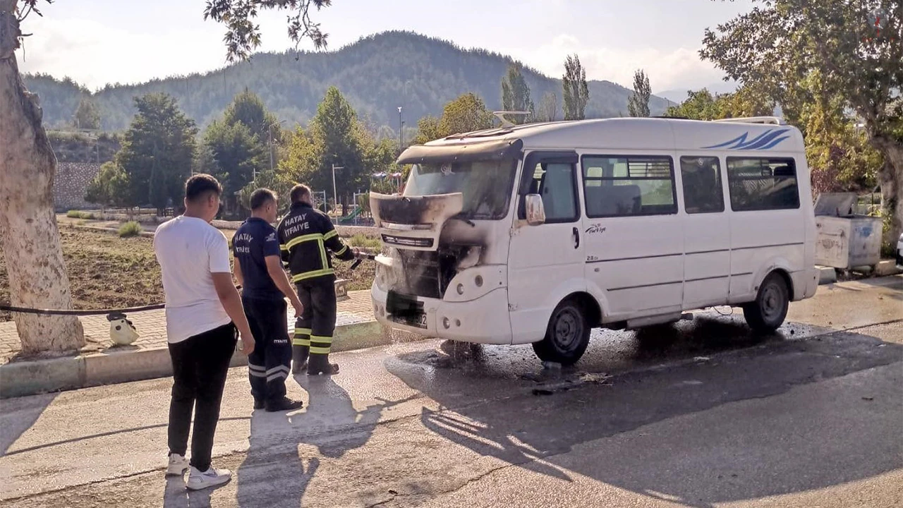 Minibüsün motor kısmındaki yangın büyümeden söndürüldü