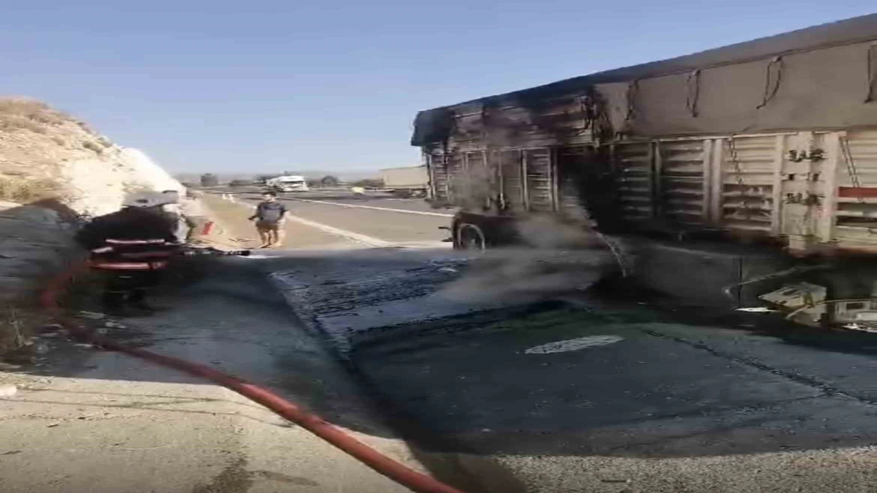 Tarsusta nohut yüklü tırda yangın çıktı