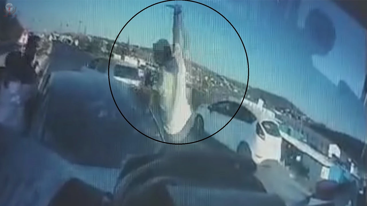 Trafikte korku dolu anların yaşandığı kavga, sinyal tartışmasından çıkmış