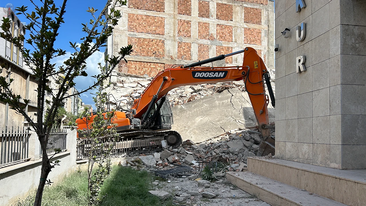 Yıkıma mesaide yakalanan İŞKUR çalışanları korku dolu anlar yaşadı, yıkım anı kameraya yansıdı