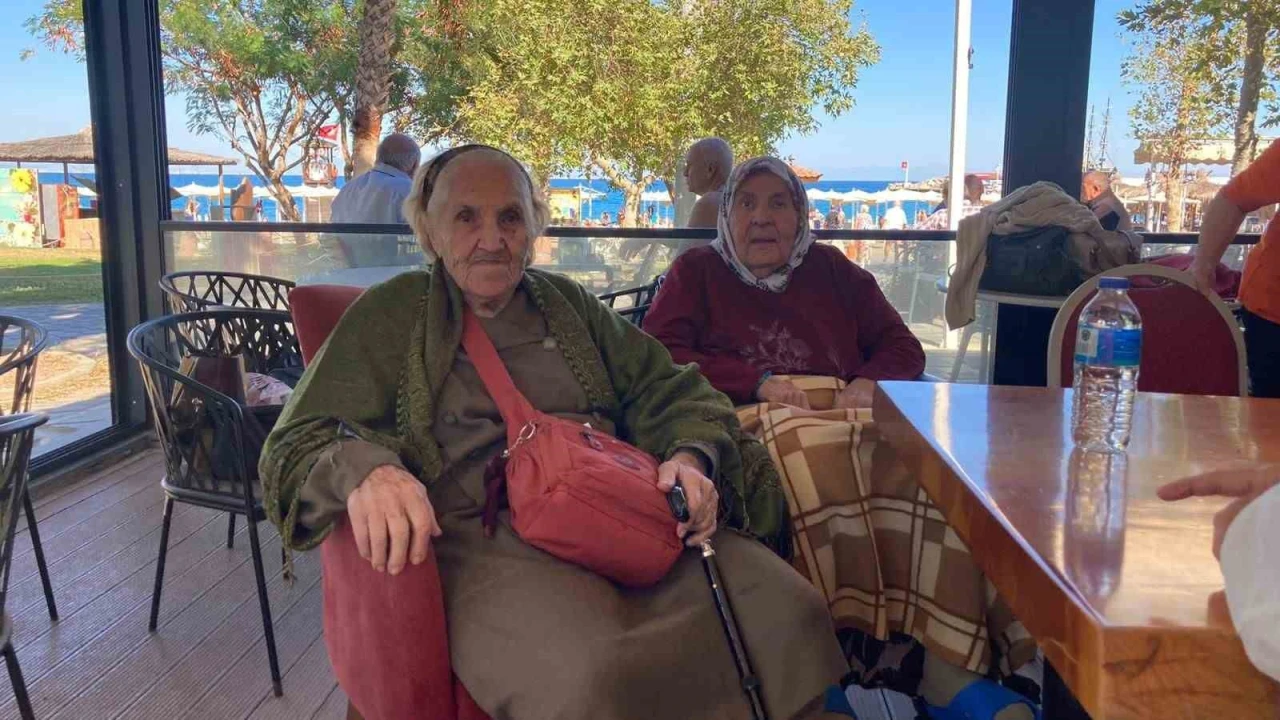 7 yıldır evden çıkmayan 91 yaşındaki vatandaş, aynı yaştaki çocukluk arkadaşı ile buluştu