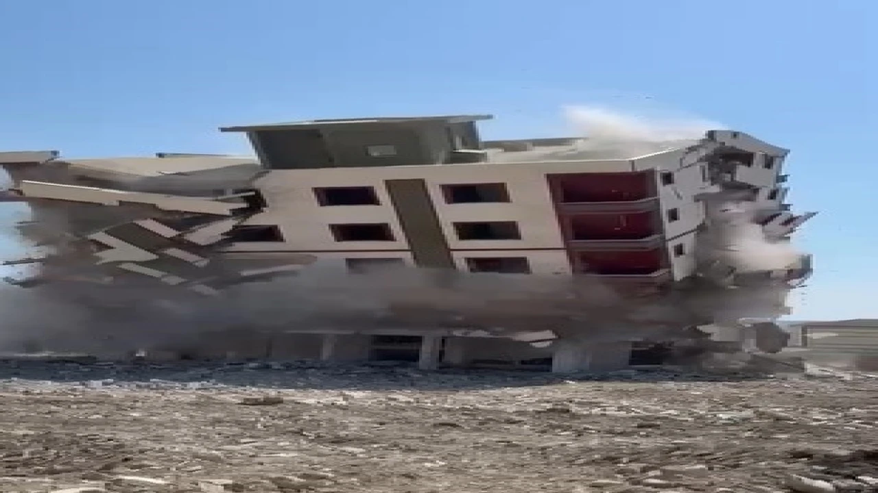 8 katlı bina iş makinesinin dokunuşuyla yerle bir oldu