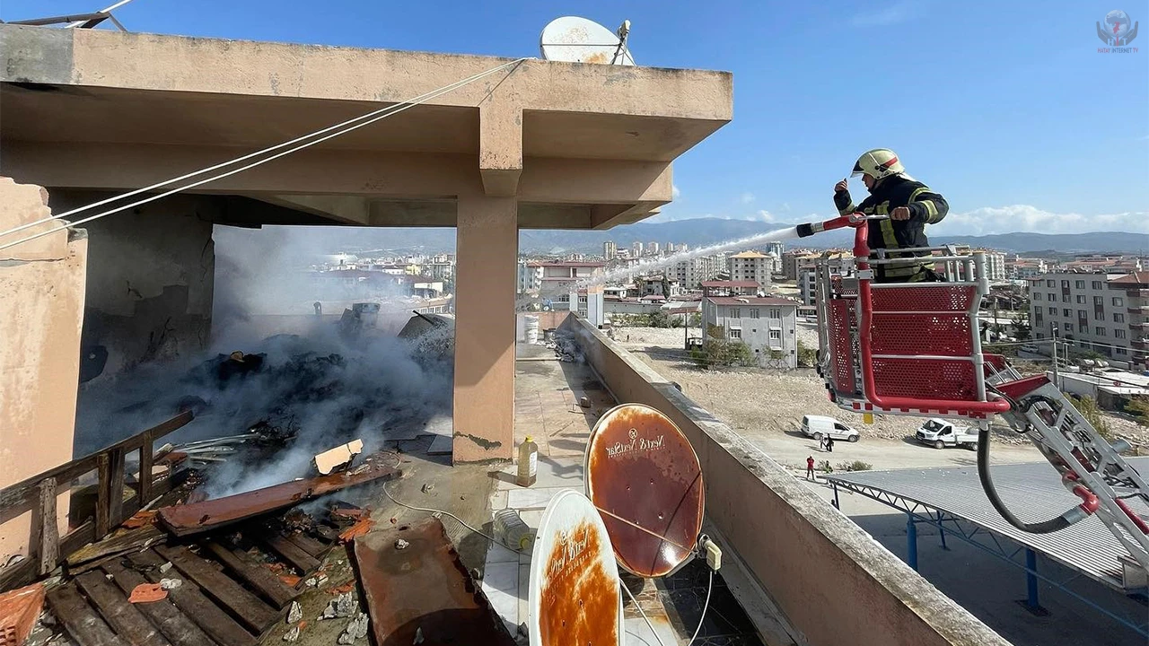 Antakya’da apartmanın çatısında yangın çıktı