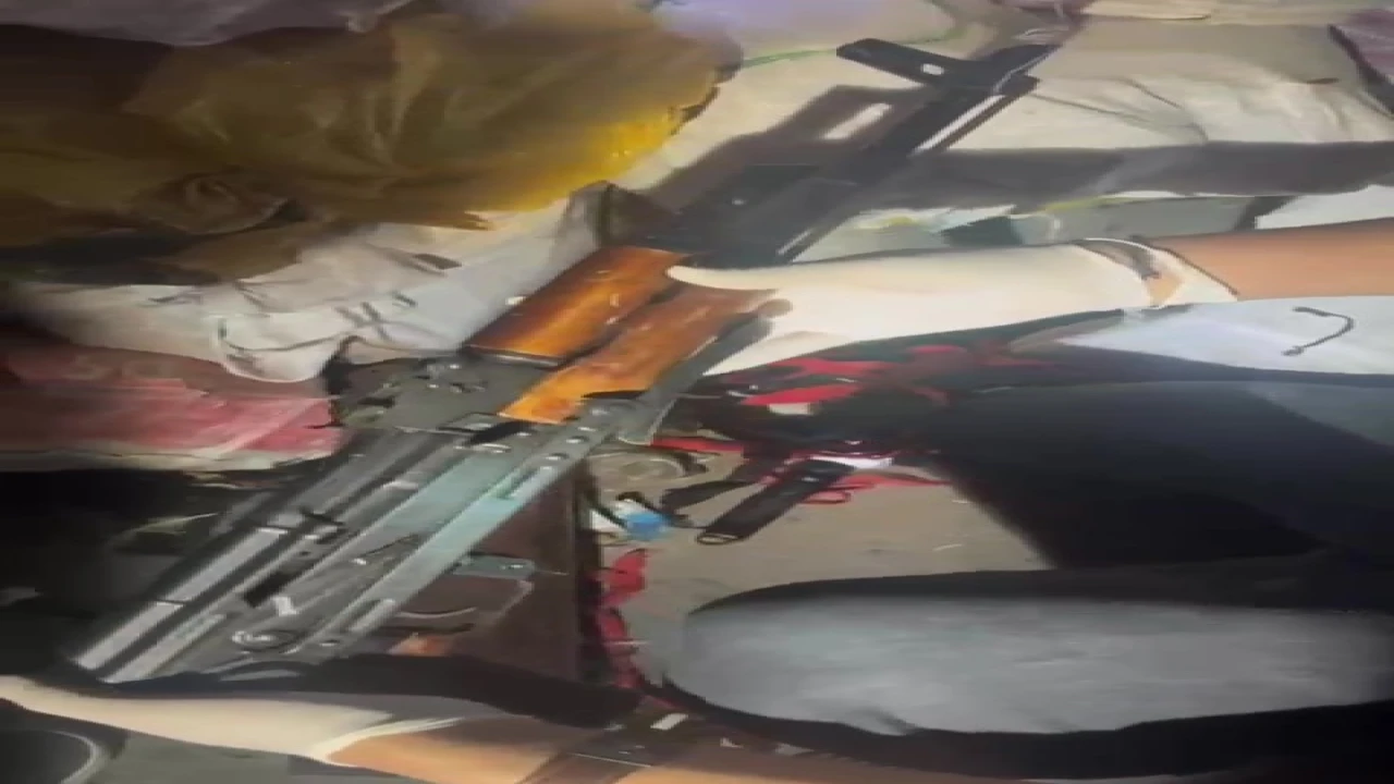 Çuvalların arasında uzun namlulu silah ele geçirildi