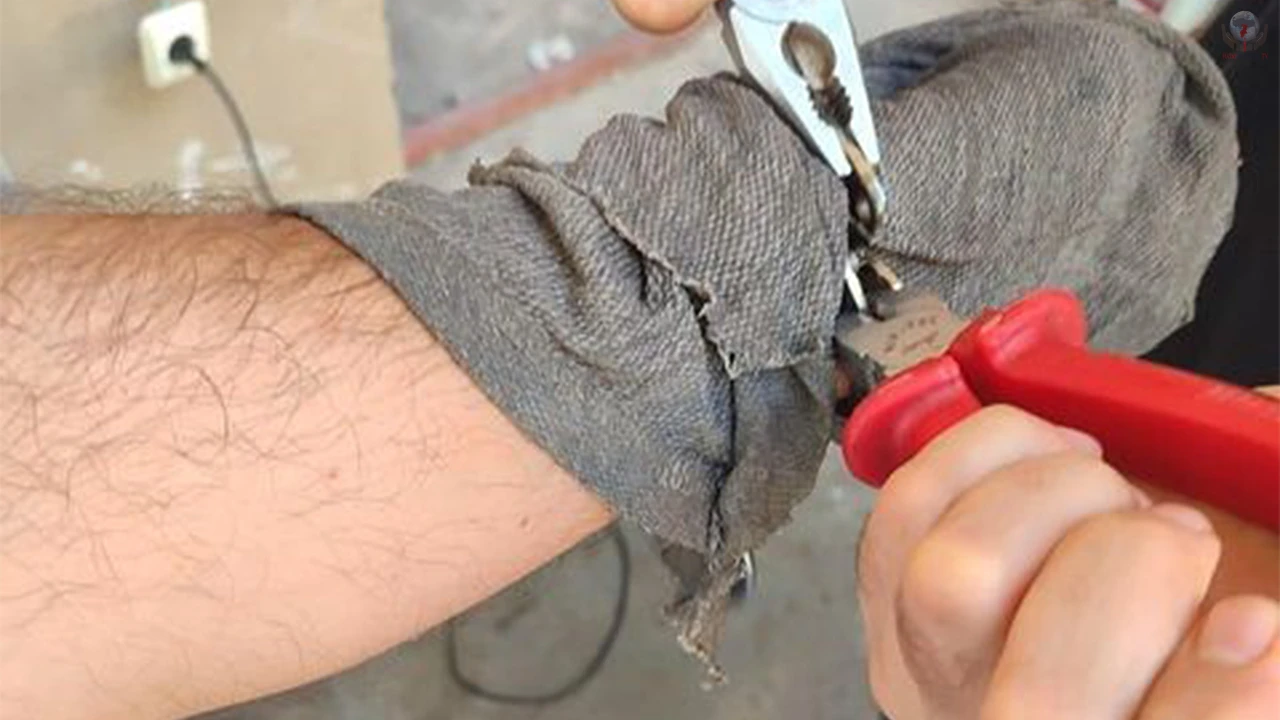 Eline kelepçe sıkışan vatandaşın yardımına itfaiye yetişti