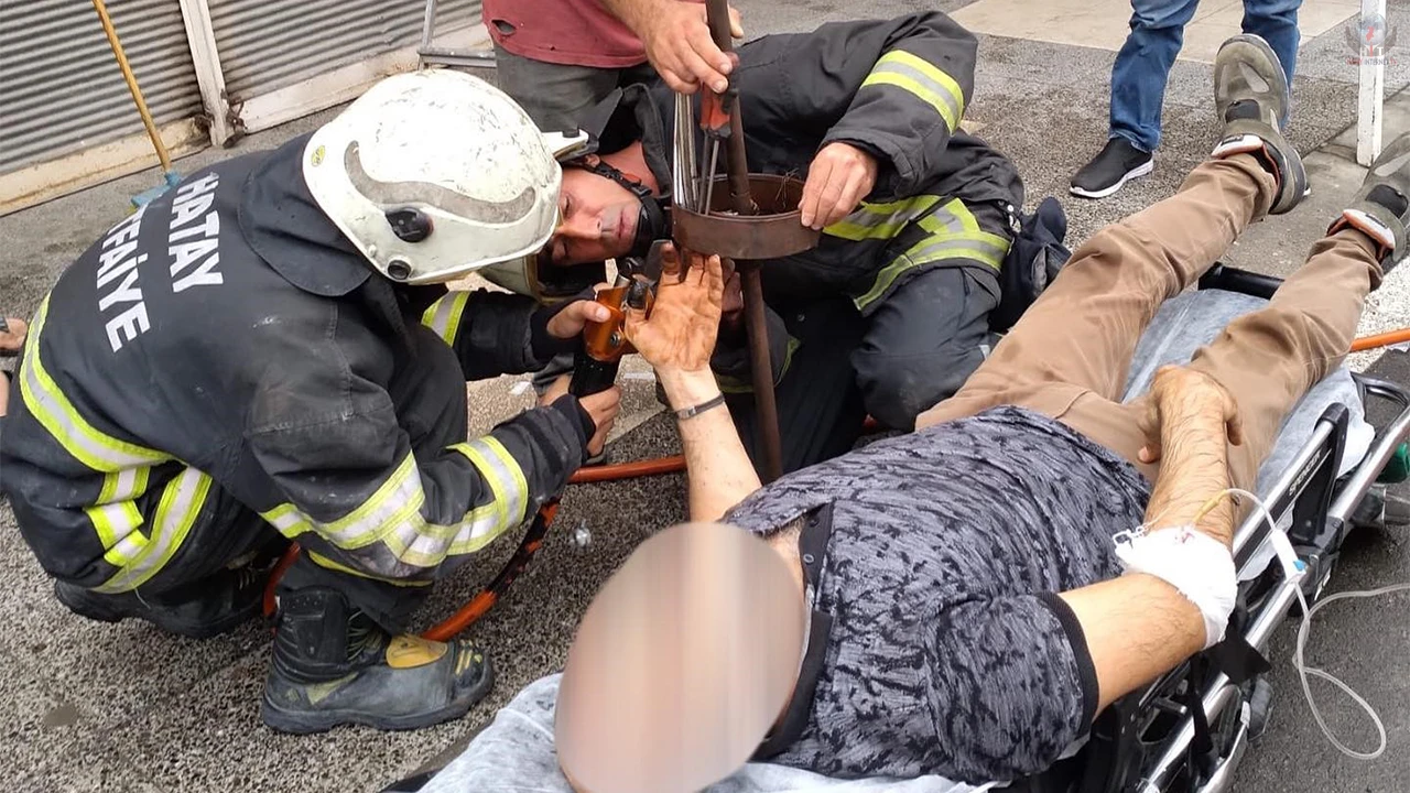 Elini kepenk makarasına sıkıştıran adamın yardımına itfaiye yetişti