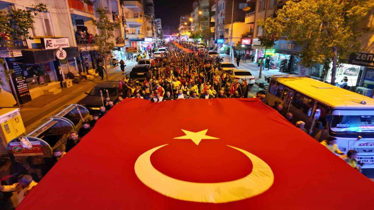 Mersin Erdemlide binlerce kişi meşaleli bayrak yürüyüşüne katıldı